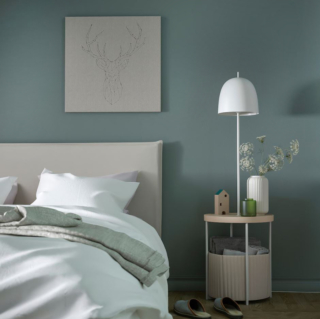 Tre in uno con TrindsnÖ  di Ikea Italia, il modello da terra che è lampada, comodino e vano contenitore nello stesso tempo, ottimizzando al meglio lo spazio. Il piano di appoggio rotondo è in legno chiaro; la testa in metallo bianco può essere inclinata per orientare il fascio di luce dove serve. Misura L 37 x P 37 x H 125 cm. Prezzo 69,95 euro. www.ikea.com Tre in uno con TrindsnÖ  di Ikea Italia, il modello da terra che è lampada, comodino e vano contenitore nello stesso tempo, ottimizzando al meglio lo spazio. Il piano di appoggio rotondo è in legno chiaro; la testa in metallo bianco può essere inclinata per orientare il fascio di luce dove serve. Misura L 37 x P 37 x H 125 cm. Prezzo 69,95 euro. www.ikea.com