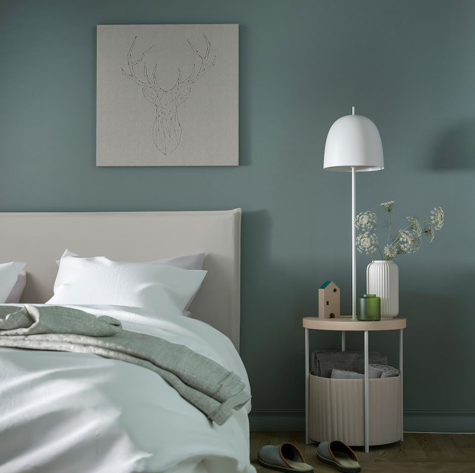 Tre in uno con TrindsnÖ  di Ikea Italia, il modello da terra che è lampada, comodino e vano contenitore nello stesso tempo, ottimizzando al meglio lo spazio. Il piano di appoggio rotondo è in legno chiaro; la testa in metallo bianco può essere inclinata per orientare il fascio di luce dove serve. Misura L 37 x P 37 x H 125 cm. Prezzo 69,95 euro. www.ikea.com Tre in uno con TrindsnÖ  di Ikea Italia, il modello da terra che è lampada, comodino e vano contenitore nello stesso tempo, ottimizzando al meglio lo spazio. Il piano di appoggio rotondo è in legno chiaro; la testa in metallo bianco può essere inclinata per orientare il fascio di luce dove serve. Misura L 37 x P 37 x H 125 cm. Prezzo 69,95 euro. www.ikea.com