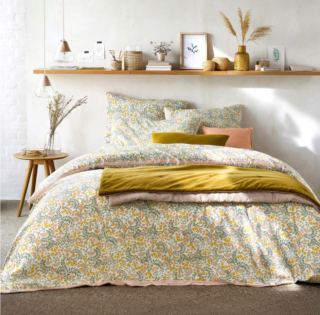 Illuminano il comodino i due lampadari Nasoa di La Redoute Interieurs che sono appesi con altezze differenti; sono composti da un portalampade in vetro trasparente e frassino naturale, che ne sottolinea lo stile nordico, e sono sospesi per mezzo di un cavo in plastica bianco. Misurano Ø 14 x H 80 cm. Prezzo 79,99 euro cad. www.laredoute.it Illuminano il comodino i due lampadari Nasoa di La Redoute Interieurs che sono appesi con altezze differenti; sono composti da un portalampade in vetro trasparente e frassino naturale, che ne sottolinea lo stile nordico, e sono sospesi per mezzo di un cavo in plastica bianco. Misurano Ø 14 x H 80 cm. Prezzo 79,99 euro cad. www.laredoute.it