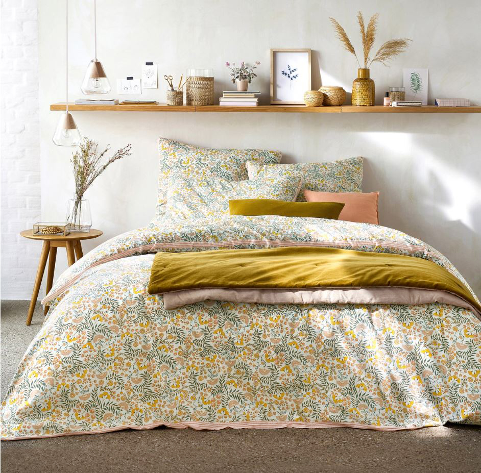 Illuminano il comodino i due lampadari Nasoa di La Redoute Interieurs che sono appesi con altezze differenti; sono composti da un portalampade in vetro trasparente e frassino naturale, che ne sottolinea lo stile nordico, e sono sospesi per mezzo di un cavo in plastica bianco. Misurano Ø 14 x H 80 cm. Prezzo 79,99 euro cad. www.laredoute.it Illuminano il comodino i due lampadari Nasoa di La Redoute Interieurs che sono appesi con altezze differenti; sono composti da un portalampade in vetro trasparente e frassino naturale, che ne sottolinea lo stile nordico, e sono sospesi per mezzo di un cavo in plastica bianco. Misurano Ø 14 x H 80 cm. Prezzo 79,99 euro cad. www.laredoute.it