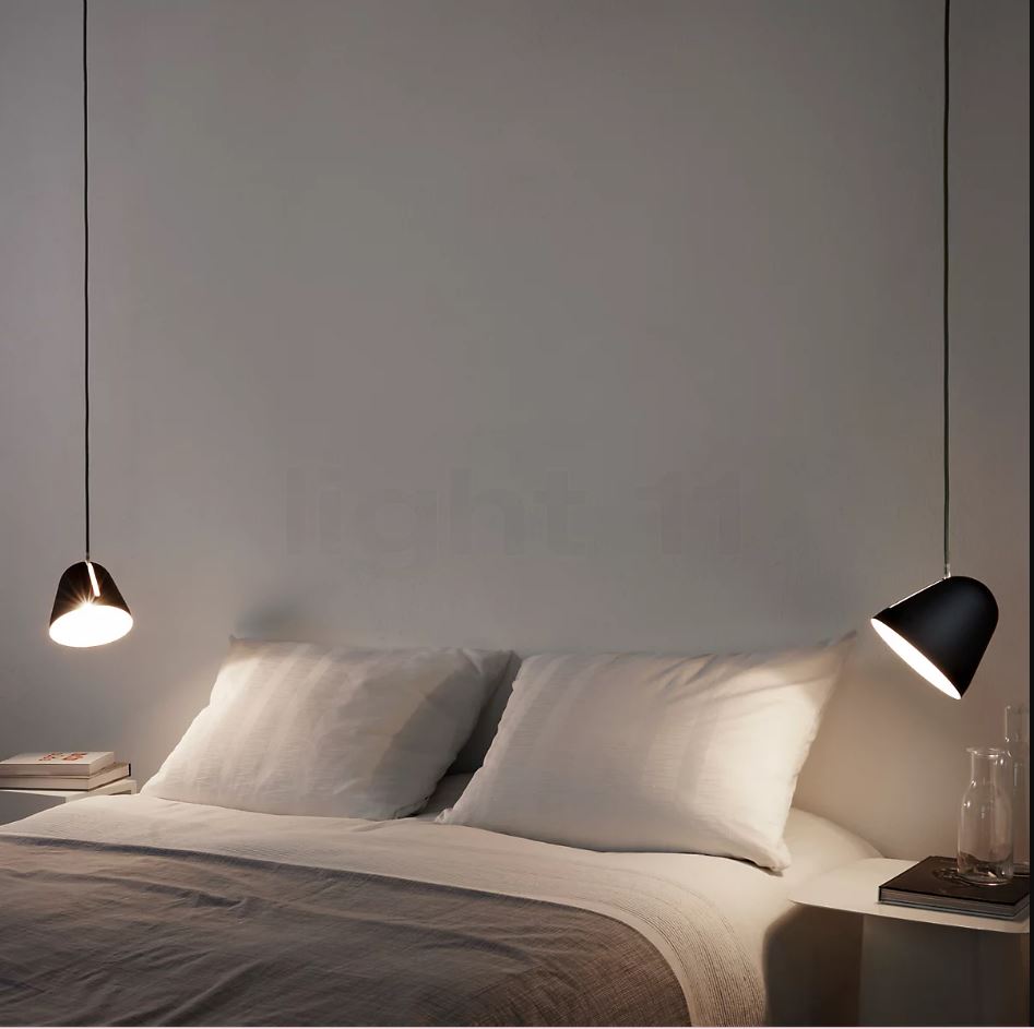 Sono dotate di un cavo lungo tre metri le lampade a sospensione nere Tilt di Nyta in vendita su light11.it che possono essere collocate ai lati del letto, sopra i comodini: i paralumi conici si possono ruotare e orientare a piacere. Sono realizzate in alluminio. Misurano Ø 28 x H 24,6 cm. Prezzo 503 euro cad. www.light11.it Sono dotate di un cavo lungo tre metri le lampade a sospensione nere Tilt di Nyta in vendita su light11.it che possono essere collocate ai lati del letto, sopra i comodini: i paralumi conici si possono ruotare e orientare a piacere. Sono realizzate in alluminio. Misurano Ø 28 x H 24,6 cm. Prezzo 503 euro cad. www.light11.it
