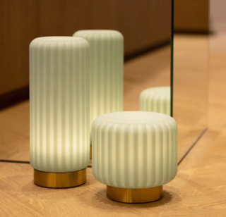 Sono disponibili in due altezze le lampade Dentelles di Maiuguali che sono realizzate in Jemsonite verde pistacchio, una resina ecologica molto resistente che consente grandi possibilità espressive; sono corredate di una batteria da 15/30 ore di autonomia e offrono la possibilità di scegliere fra varie intensità di luce. Misurano Ø 16 x H 15 cm. Prezzo 141 euro. Misurano Ø 12 x H 29 cm. Prezzo 170 euro. www.maiuguali.it Sono disponibili in due altezze le lampade Dentelles di Maiuguali che sono realizzate in Jemsonite verde pistacchio, una resina ecologica molto resistente che consente grandi possibilità espressive; sono corredate di una batteria da 15/30 ore di autonomia e offrono la possibilità di scegliere fra varie intensità di luce. Misurano Ø 16 x H 15 cm. Prezzo 141 euro. Misurano Ø 12 x H 29 cm. Prezzo 170 euro. www.maiuguali.it