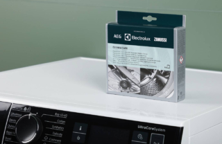 Per lavastoviglie, ma anche per lavatrici, Clean & Care 3 in 1 di Electrolux permette una corretta manutenzione e una pulizia profonda: sgrassa e rimuove il calcare garantendo una decalcificazione potente, per eliminare qualsiasi residuo, evitare cattivi odori e prevenire la formazione di muffa. Non contiene fosforo ed è disponibile in 12 buste. Prezzo 22,98 euro. www.electrolux.it Per lavastoviglie, ma anche per lavatrici, Clean & Care 3 in 1 di Electrolux permette una corretta manutenzione e una pulizia profonda: sgrassa e rimuove il calcare garantendo una decalcificazione potente, per eliminare qualsiasi residuo, evitare cattivi odori e prevenire la formazione di muffa. Non contiene fosforo ed è disponibile in 12 buste. Prezzo 22,98 euro. www.electrolux.it