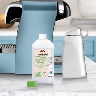 Il Decalcificante 2in1 Eco di Meliconi è ottimo alleato per la macchina da caffè e di altri piccoli elettrodomestici, come bollitori e ferri da stiro. Amico dell’ambiente, ha formula a base di acido lattico naturale ed è contenuto in flacone 100% riciclabile. La confezione contiene 2 flaconi da 250 ml. Prezzo 9,99 euro. www.meliconi.com Il Decalcificante 2in1 Eco di Meliconi è ottimo alleato per la macchina da caffè e di altri piccoli elettrodomestici, come bollitori e ferri da stiro. Amico dell’ambiente, ha formula a base di acido lattico naturale ed è contenuto in flacone 100% riciclabile. La confezione contiene 2 flaconi da 250 ml. Prezzo 9,99 euro. www.meliconi.com