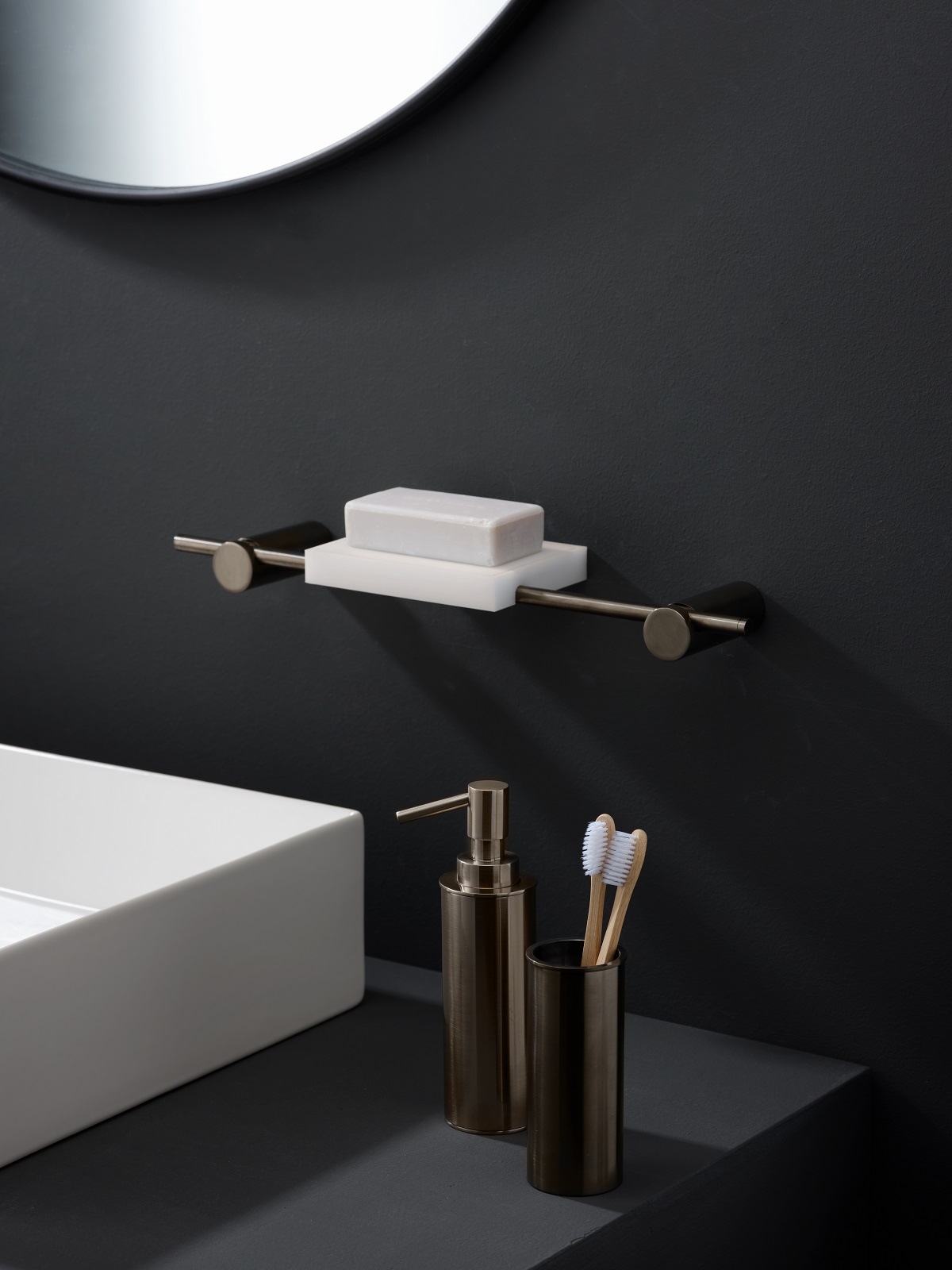 Fa parte della collezione Elementa di Ritmonio, disponibile in 19 finiture, svariati materiali e personalizzabile, l'accessorio con mensola in Acrylic Stone finitura Brushed Black Chrome. Ha una lunghezza di 39 cm. Prezzo 461 euro. www.ritmonio.it Fa parte della collezione Elementa di Ritmonio, disponibile in 19 finiture, svariati materiali e personalizzabile, l'accessorio con mensola in Acrylic Stone finitura Brushed Black Chrome. Ha una lunghezza di 39 cm. Prezzo 461 euro. www.ritmonio.it