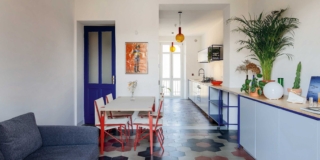 65 mq rinnovati unendo soggiorno e cucina e conservando i pavimenti originali