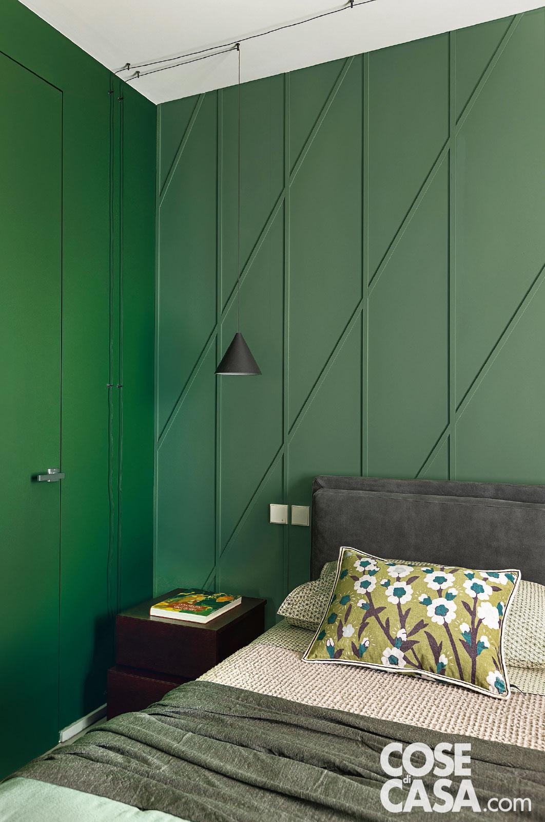 Verde per la parete dietro al letto con un reticolato di listelli Verde per la parete dietro al letto con un reticolato di listelli