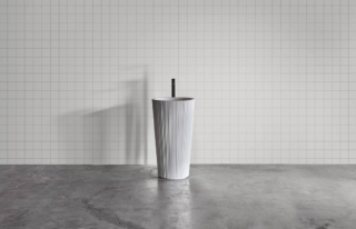Disegnato da paolo Ulian per Antonio Lupi il lavabo freestanding Plissè realizzato con plissettature irregolari nel materiale di nuova concezione Flumood, ripropone l’estetica di un tessuto pieghettato verticale che sembra muoversi grazie al gioco di luci e ombre determinato dall’effetto rilievo. Disponibile in Flumood bianco e verniciato con polvere di metallo: rame, ottone, bronzo, ferro e corten, misura ø 47 x H 85 cm ed il prezzo è 3.420 euro, www.antoniolupi.it Disegnato da paolo Ulian per Antonio Lupi il lavabo freestanding Plissè realizzato con plissettature irregolari nel materiale di nuova concezione Flumood, ripropone l’estetica di un tessuto pieghettato verticale che sembra muoversi grazie al gioco di luci e ombre determinato dall’effetto rilievo. Disponibile in Flumood bianco e verniciato con polvere di metallo: rame, ottone, bronzo, ferro e corten, misura ø 47 x H 85 cm ed il prezzo è 3.420 euro, www.antoniolupi.it