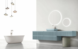 Una finitura effetto millerighe che si presta a rivestire l’arredo bagno caratterizza la collezione Shape di Arcom, un raffinato rivestimento cannettato esprime la cura dei dettagli e l’attenzione per l’estetica. Le sottili doghe possono essere in finitura naturale Noce o proposte in varie tonalità laccate, in foto la composizione 20 in finitura Greca full color con scocca e frontale laccato Nuvola opaco e Top laccato Nuvola con lavabo modello Six e Specchiera tonda, misura L 255 x P 51 ed il prezzo è su richiesta, www.arcombagno.com Una finitura effetto millerighe che si presta a rivestire l’arredo bagno caratterizza la collezione Shape di Arcom, un raffinato rivestimento cannettato esprime la cura dei dettagli e l’attenzione per l’estetica. Le sottili doghe possono essere in finitura naturale Noce o proposte in varie tonalità laccate, in foto la composizione 20 in finitura Greca full color con scocca e frontale laccato Nuvola opaco e Top laccato Nuvola con lavabo modello Six e Specchiera tonda, misura L 255 x P 51 ed il prezzo è su richiesta, www.arcombagno.com