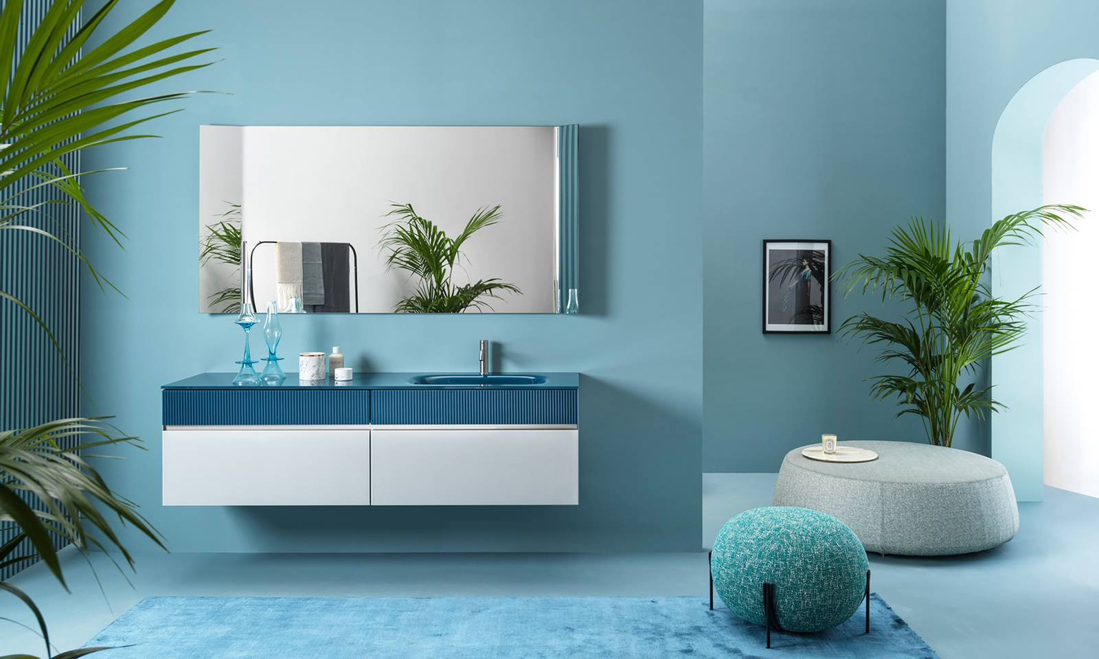 Disegnata da Anita Brotto per Artelinea la collezione Volumi che offre grandi possibilità di scelta e di personalizzazione, in particolare i cassettoni si possono avere nella finitura Flutes in cristallo cannettato verniciato che con la tridimensionalità delle pieghe sottili crea una sensazione di movimento e di leggerezza. Il vetro cannettato è disponibile in otto colorazioni e il mobile con profondità 51 cm si può avere con H 35 o 50 cm, prezzo su progetto, www.artelinea.it Disegnata da Anita Brotto per Artelinea la collezione Volumi che offre grandi possibilità di scelta e di personalizzazione, in particolare i cassettoni si possono avere nella finitura Flutes in cristallo cannettato verniciato che con la tridimensionalità delle pieghe sottili crea una sensazione di movimento e di leggerezza. Il vetro cannettato è disponibile in otto colorazioni e il mobile con profondità 51 cm si può avere con H 35 o 50 cm, prezzo su progetto, www.artelinea.it