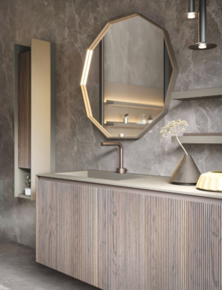 La finitura Plissè della collezione D’Art di Novello richiama la lavorazione sartoriale a pieghe del tessuto che crea un effetto visivo e tattile di grande personalità, la composizione in foto presenta anta Plissè in Rovere Creta, laccato piombo opaco con top in teknorit piombo opaco. Disponibile in diversi colori laccati e 7 colori legno massello di Rovere la composizione in foto misura: mobile contenitore con lavabo incasso e top teknorit L 142 x P 51 x H 51 cm, lo specchio L 84 x P 5 x H 80cm, le mensole L 70 x P 16 x H 6 cm e l’armadietto verticale a lato L 27 x H 120 X P 25 cm ed il prezzo è 5.492 euro, www.novello.it La finitura Plissè della collezione D’Art di Novello richiama la lavorazione sartoriale a pieghe del tessuto che crea un effetto visivo e tattile di grande personalità, la composizione in foto presenta anta Plissè in Rovere Creta, laccato piombo opaco con top in teknorit piombo opaco. Disponibile in diversi colori laccati e 7 colori legno massello di Rovere la composizione in foto misura: mobile contenitore con lavabo incasso e top teknorit L 142 x P 51 x H 51 cm, lo specchio L 84 x P 5 x H 80cm, le mensole L 70 x P 16 x H 6 cm e l’armadietto verticale a lato L 27 x H 120 X P 25 cm ed il prezzo è 5.492 euro, www.novello.it