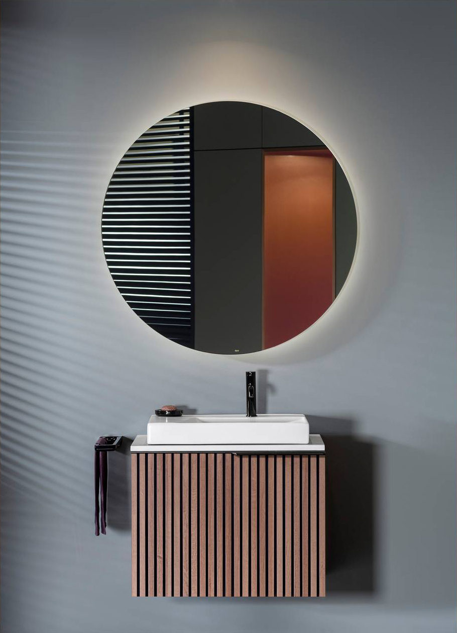 Appartiene alla collezione Horizon di Roca il mobile a cassetto Unik caratterizzato dal design lineare delle doghe verticali e dalla forma squadrata esaltata dal piano in marmo e dal lavabo soprapiano bianco opaco della stessa collezione che rafforza lo stile industrial elegante del mobile. Disponibile nei colori bianco e nero con finitura opaca che favorisce gli accostamenti materici misura L 71,9 x P 49,4 x H 56 ed il prezzo è 1.180 + Iva, www.roca.it Appartiene alla collezione Horizon di Roca il mobile a cassetto Unik caratterizzato dal design lineare delle doghe verticali e dalla forma squadrata esaltata dal piano in marmo e dal lavabo soprapiano bianco opaco della stessa collezione che rafforza lo stile industrial elegante del mobile. Disponibile nei colori bianco e nero con finitura opaca che favorisce gli accostamenti materici misura L 71,9 x P 49,4 x H 56 ed il prezzo è 1.180 + Iva, www.roca.it