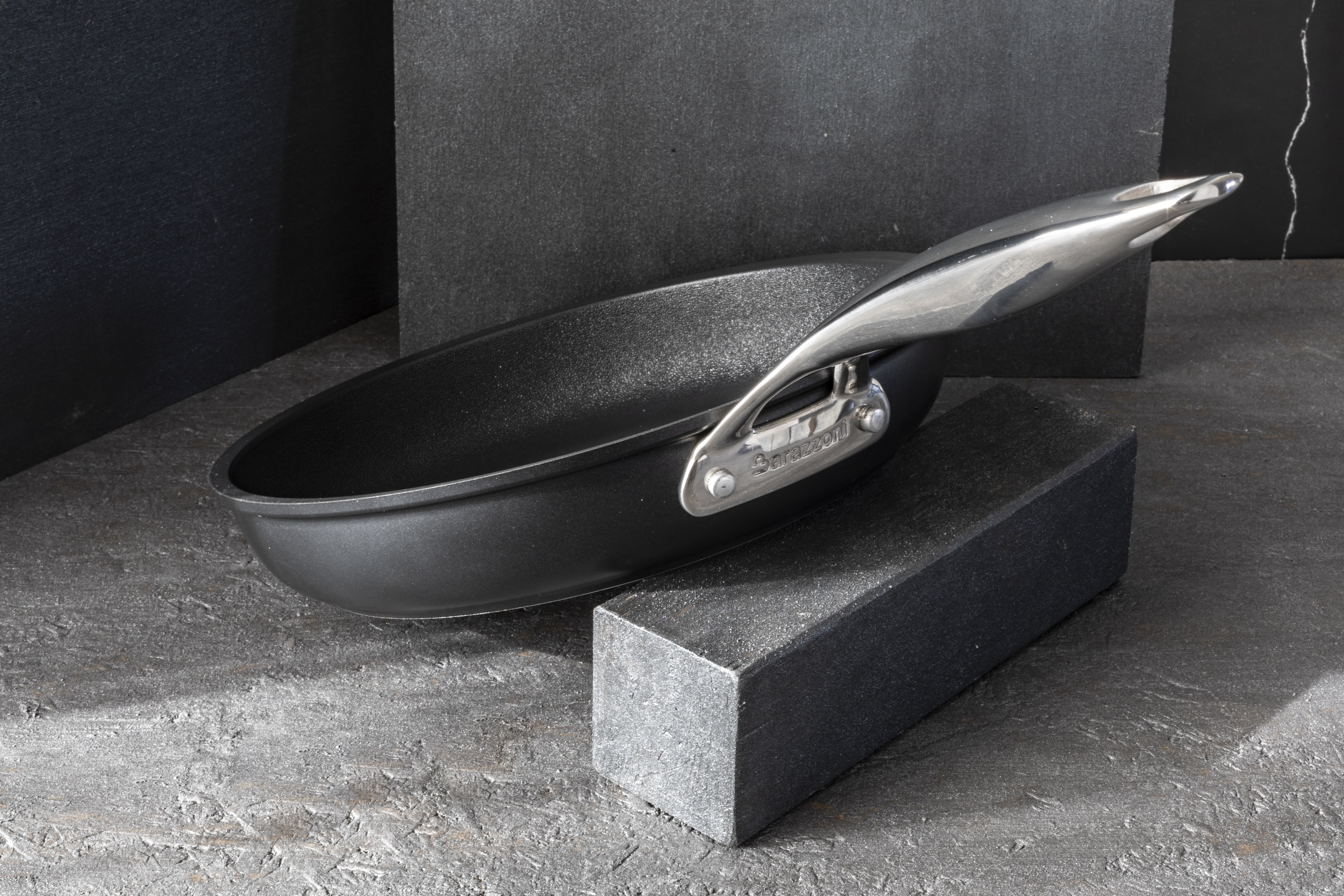 La padella Black Titan Pro di Barazzoni presenta un corpo in alluminio ad alto spessore e un rivestimento di ultimissima generazione con una superficie ruvida e porosa al tatto che, durante l’utilizzo, esalta le caratteristiche antiaderenti del prodotto. L’anima “dura” del rivestimento antiaderente – caratterizzata da una solidità ed uno spessore mai visti finora – viene unita ai successivi 4 strati per dare vita ad un rivestimento antiaderente a 5 strati, molto resistente alle abrasioni e perciò estremamente durevole nel tempo, oltre che privo di PFOA e BPA. Conserva le sue proprietà antiaderenti per molto tempo e resiste notevolmente alle erosioni causate dall’utilizzo intensivo. Ideale anche per induzione. Ø 20 cm, prezzo 111 euro. https://www.barazzoni.it