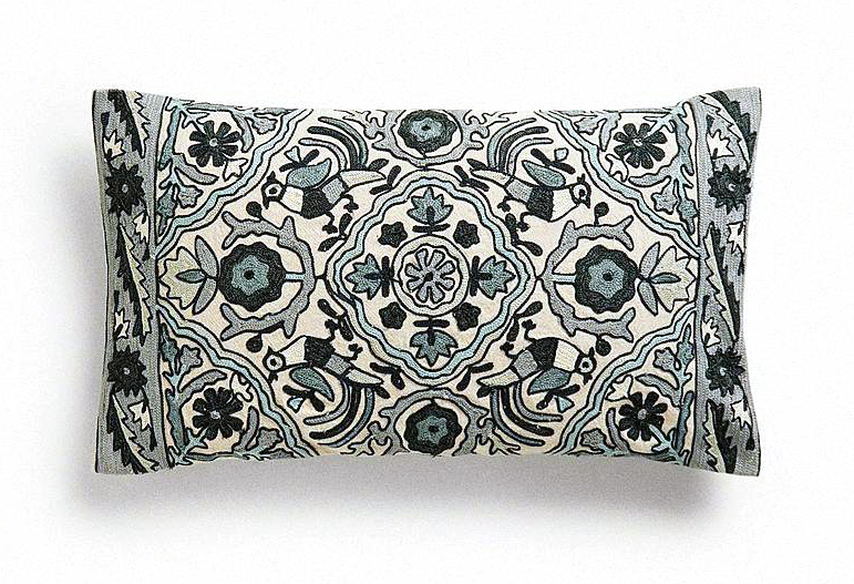 È realizzata in cotone la fodera decorata per cuscino art. 3383/008 di Zara Home (39,99 euro) con ricami in rilievo nei toni del blu. Misura 30 x 50 cm. Prezzo imbottitura esclusa. www.zarahome.com