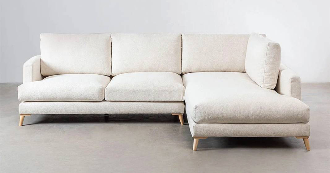 Il divano Saryx di Sklum (1.489,95 euro) con chaise longue ha il rivestimento in ciniglia e la struttura in legno di pino; le gambe sono in faggio. Misura L 296 x P max 212 x H 95 cm. www.sklum.com