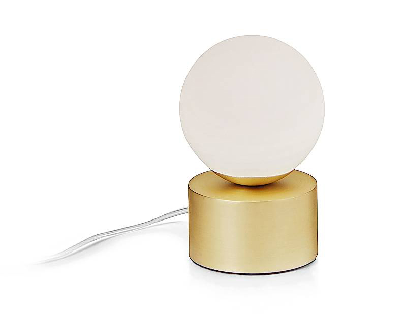 Perlage tl1 di Ideal Lux (75 euro) è una lampada da tavolo versatile e raffinata. È proposta in finitura ottone satinato con vetro bianco acidato, come questa, oppure nero opaco con vetro pirex fumé. Misura Ø 10 x H 15,5 cm. www.ideal-lux.com