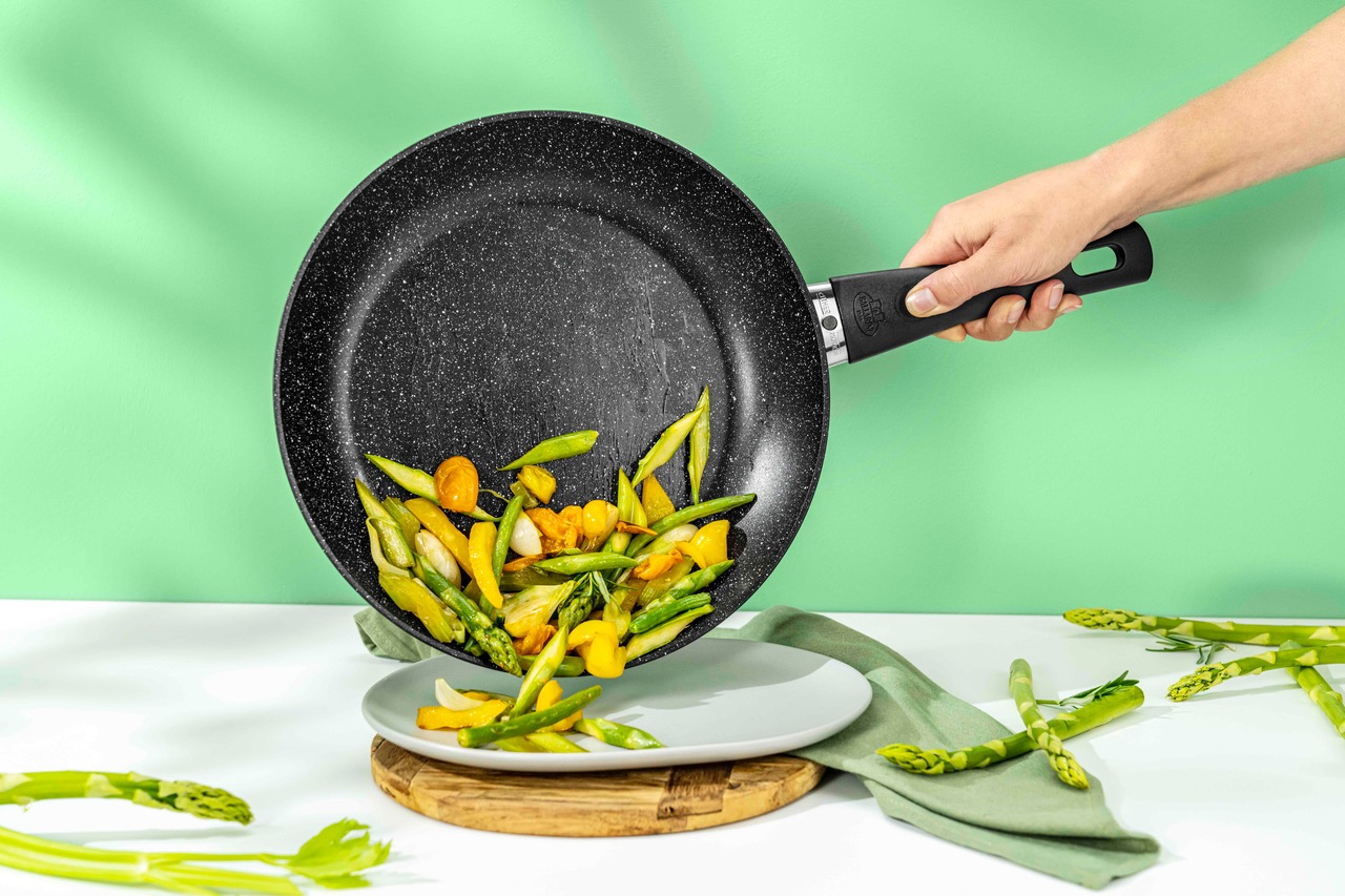 La padella Vipiteno di Ballarini dispone di uno strato antiaderente Nerolite a 4 strati rinforzato con particelle minerali, testato per PFOA, nickel e metalli pesanti, oltre che del dispositivo salva-energia e anti shock termico themotion. Grazie ad una reazione meccanica al calore di un "PIN" mobile, indica la temperatura ideale per iniziare la cottura (PIN sollevato) e il lavaggio (PIN abbassato), ciò garantisce maggiore sicurezza, maggiore longevità della pentola, maggiore salubrità dei cibi ed eccellenti prestazioni di cottura. Nuovo manico ergonomico, resistente in forno fino a 160°; questa padella, grazie al fondo Radiant, è indicata per tutti i tipi di fuochi, compresa l'induzione. Il tegame Ø 28 cm, prezzo 57 euro. https://www.zwilling.com