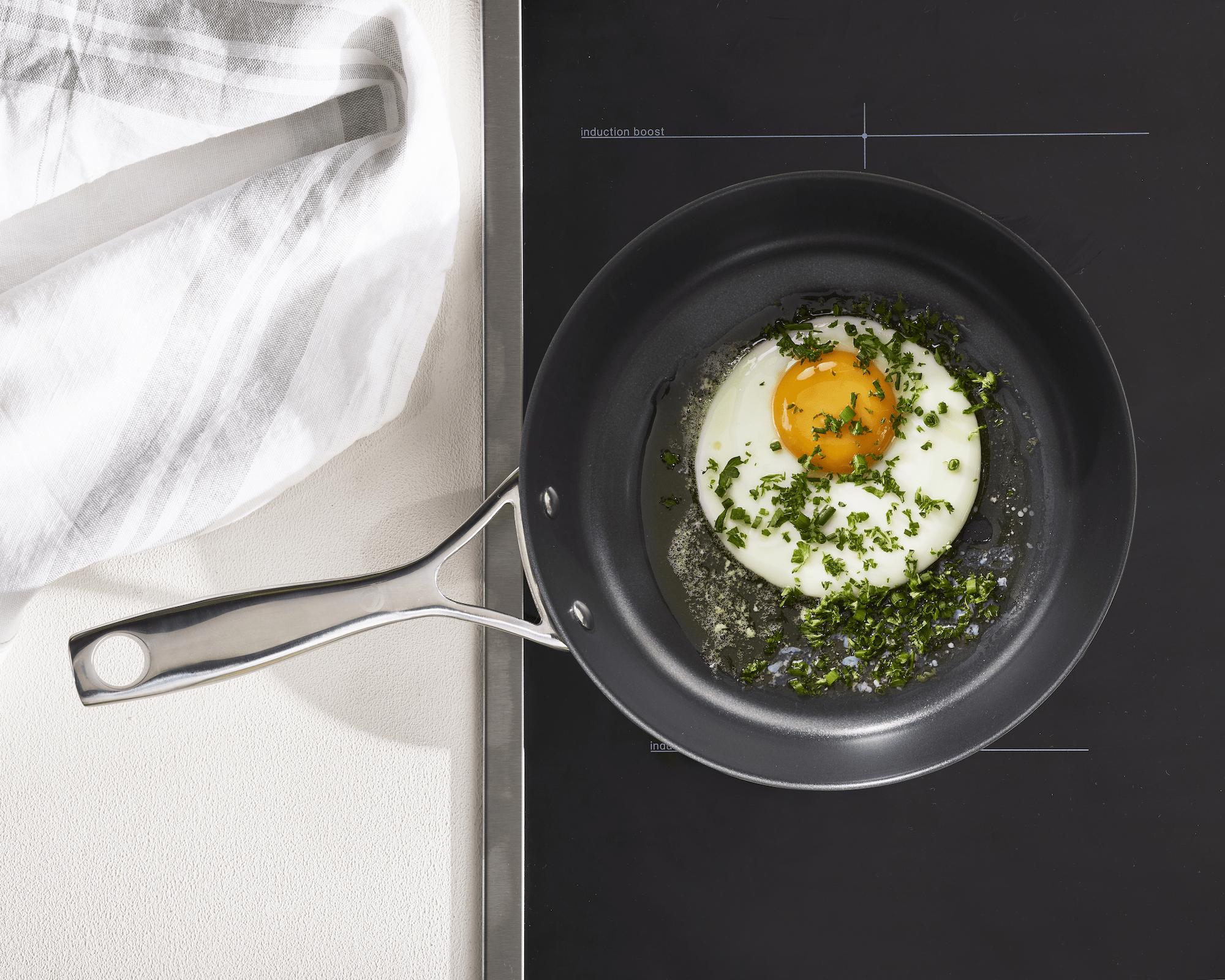 La padella Pfanne di Olavson da 24 cm di diametro presenta un'anima in rame a 5 strati (composti da acciaio inossidabile, alluminio e rame) e rivestimento rinforzato in ceramica. Grazie al rivestimento antiaderente, anche cucinare cibi molto delicati diventa semplice e senza rischi di bruciatura. Che si tratti di verdure, uova, bistecca o pesce, l'anima in rame permette di cucinare in maniera uniforme ed estremamente precisa. E se con il tempo il rivestimento dovesse perdere il suo effetto antiaderente, è possibile prenotare il servizio di rivestimento e la padella tornerà come nuova. Questa padella presenta uno spesso strato centrale di rame in tutto il corpo della padella, che garantisce una perfetta distribuzione del calore grazie all'anima in rame, risparmio di energia grazie al breve tempo di riscaldamento. Lo strato esterno è in acciaio inossidabile. Adatta anche per l'induzione e utilizzabile in forno fino a 220°C, il manico ergonomico non si scalda, si può lavare in lavastoviglie. Prezzo per il modello da 24 cm di diametro 199 euro. https://myolav.it