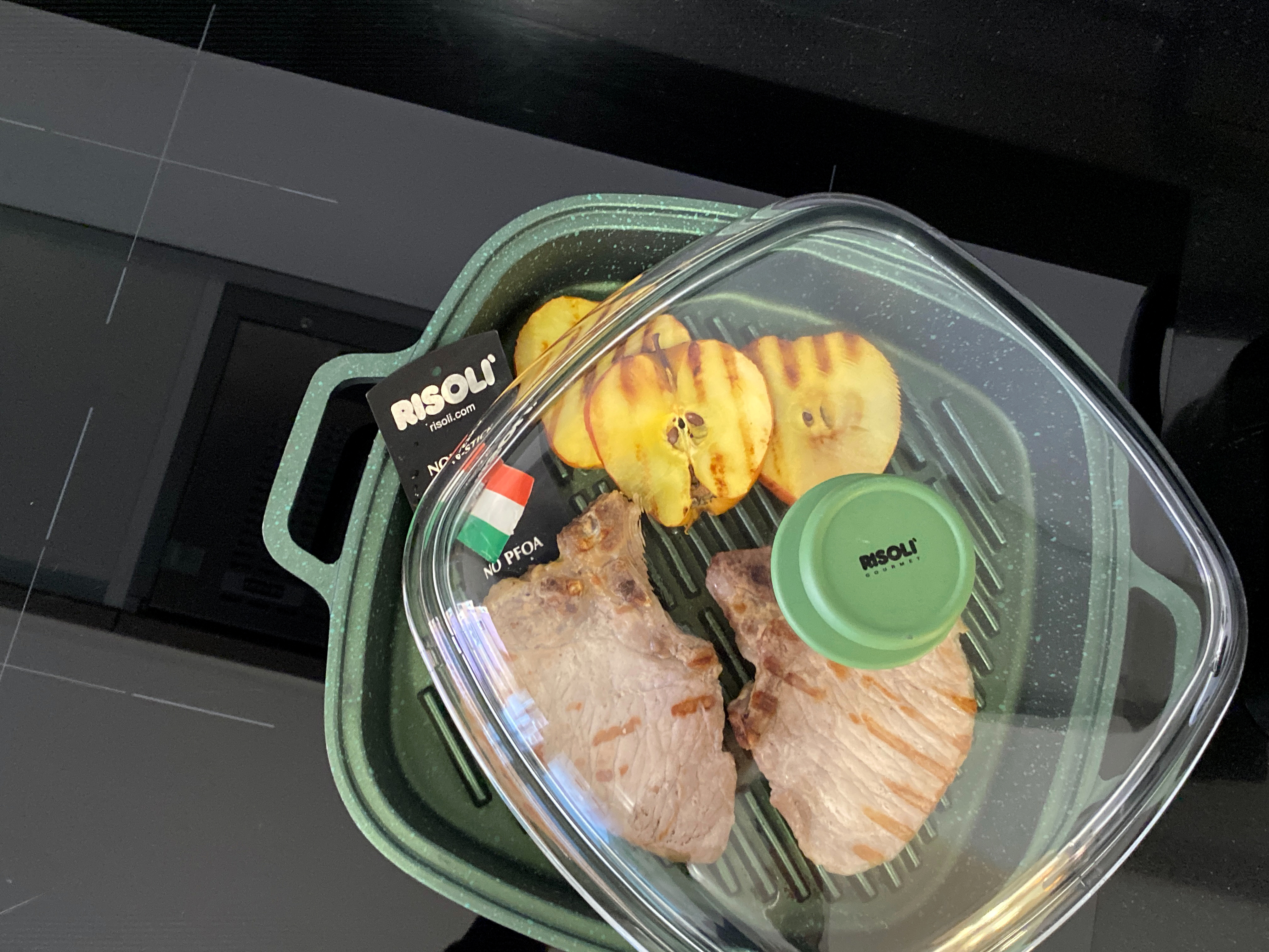 La pentola Vaporgrill Dr.Green By Risoli presenta un corpo unico in alluminio pressofuso italiano spesso 6 mm, un materiale 100% riciclato e riciclabile, e un triplice strato di antiaderente garantito Greenstone a base d’acqua, privo di PFOA e nickel. È resistente ai graffi e facile da pulire, ideale per uso domestico e professionale, anche per i piani ad induzione, ultra-resistente e facile da pulire. Sul fondo lo spessore delle righe di 10 mm consente la creazione del vapore con poca acqua, ottimizzando entrambe le modalità di preparazione. Il coperchio crea il tasso di umidità perfetto per una cottura lenta e salutare, senza perdere le proprietà nutritive degli alimenti. Si contraddistingue per la qualità 100% Made in Italy e le certificazioni internazionali di sicurezza alimentare e ambientale TÜV, DNV e DTI, che ne attestano la totale salubrità ed eccellenza qualitativa. Garantisce una cucina a risparmio energetico e senza grassi. Misura L 26 × P 26 cm. Prezzo 111 euro. https://www.risoli.com