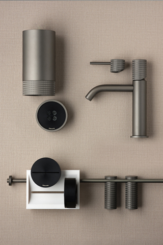 Total look bagno con Impronta Tratto in finitura Frosted Black Chrome Total look bagno con Impronta Tratto in finitura Frosted Black Chrome