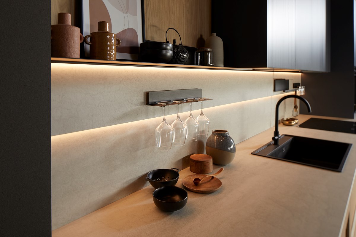 Tra le soluzioni di Arredo3 ci sono schienali magnetici in ceramica o in vetro, disponibili in diverse finiture. Gli schienali possono essere singoli oppure in versione Duetto, che prevede due pannelli leggermente sovrapposti. Possono integrare la cappa di aspirazione a scomparsa, l'illuminazione oppure accessori come mensole singole o a doppio ripiano, ganci e porta accessori magnetizzati. www.arredo3.it Tra le soluzioni di Arredo3 ci sono schienali magnetici in ceramica o in vetro, disponibili in diverse finiture. Gli schienali possono essere singoli oppure in versione Duetto, che prevede due pannelli leggermente sovrapposti. Possono integrare la cappa di aspirazione a scomparsa, l'illuminazione oppure accessori come mensole singole o a doppio ripiano, ganci e porta accessori magnetizzati. www.arredo3.it