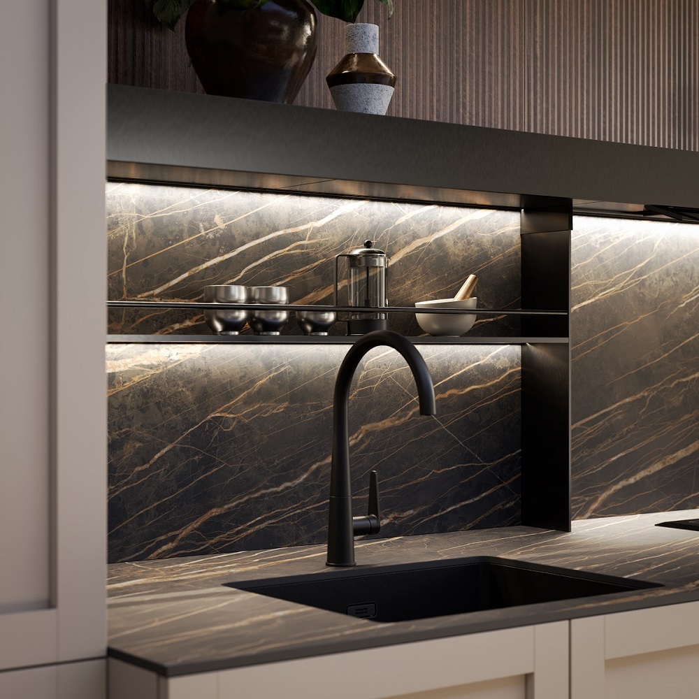 Gli schienali Open di Arredo 3 sono ideati per attrezzare lo spazio tra basi e pensili per soluzioni sopratop e a terra pratiche e di grande impatto visivo. Hanno una struttura in alluminio nero con numerose finiture. Questi schienali sono  personalizzabili con accessori come mensole, vaschette, ganci, Led, porta calici o porta tablet. www.arredo3.it Gli schienali Open di Arredo 3 sono ideati per attrezzare lo spazio tra basi e pensili per soluzioni sopratop e a terra pratiche e di grande impatto visivo. Hanno una struttura in alluminio nero con numerose finiture. Questi schienali sono  personalizzabili con accessori come mensole, vaschette, ganci, Led, porta calici o porta tablet. www.arredo3.it