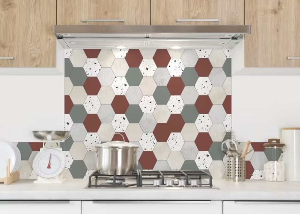 Maison du Monde propone all'interno della sua gamma di prodotti anche dei paraschizzi cucina adesivi in alluminio, pronti da installare grazie a delle strisce bioadesive doppio lato già applicate sul retro. Ognuno di questo paraschizzi è compatibile con ogni piano di cottura, che sia a gas, induzione o vetroceramica. www.maisondumonde.com Maison du Monde propone all'interno della sua gamma di prodotti anche dei paraschizzi cucina adesivi in alluminio, pronti da installare grazie a delle strisce bioadesive doppio lato già applicate sul retro. Ognuno di questo paraschizzi è compatibile con ogni piano di cottura, che sia a gas, induzione o vetroceramica. www.maisondumonde.com
