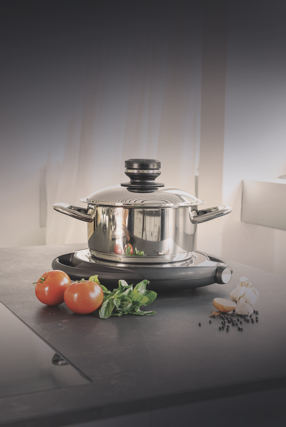 Navigenio di AMC è una pentola e tre coperchi che riesce a coprire ogni esigenza in cucina, con il risparmio dell’80% del tempo per le cotture e fino al 70% di energia. Tutto questo grazie al sistema di cottura brevettato e la qualità dei materiali, in primis acciaio inossidabile di alta qualità. Con l’innovativo metodo di cottura si può cuocere la verdura senza aggiunta di acqua e arrostire la carne senza aggiunta di grassi. In questo modo si preservano fino al 50% in più di vitamine e minerali e i sapori si conservano meglio rispetto alla cottura tradizionale con acqua. Rosolare la carne senza aggiunta di grassi consente di ridurre fino al 50% di calorie. Il piano di cottura mobile in vetro ceramica, il dispositivo per il controllo acustico Audiotherm, il pomolo per visualizzare con precisione la temperatura Visiotherm ed infine il fondo capsulare Akkutherm di questa pentola assicura un assorbimento rapido e una distribuzione uniforme del calore. Inoltre, è integrabile nella rete domestica grazie al modulo Wi-Fi. Il collegamento ad Audiotetherm e all’app Cook & Go consente di gestire il processo di cottura da qualsiasi posto. Prezzo a partire da 1.000 euro. https://www.amc.info