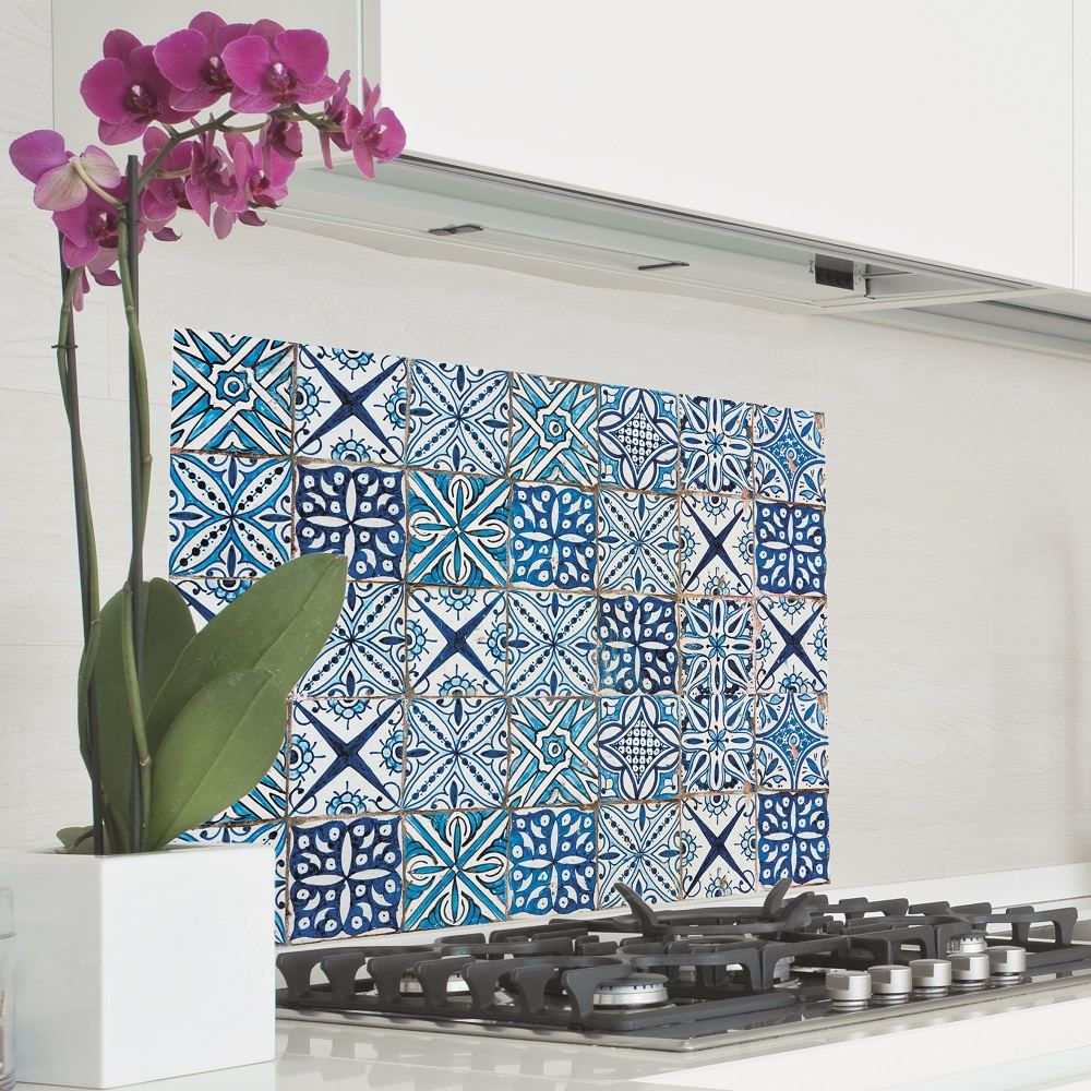 Lo sticker decorativo paraschizzi adesivo blue azulejos di Leroy Merlin può rivestire la parete della cucina, proteggendo la parte retrostante ai fornelli da sporco e unto. Si tratta di un rivestimento adesivo realizzato con un materiale ignifugo.  www.leroymerlin.it Lo sticker decorativo paraschizzi adesivo blue azulejos di Leroy Merlin può rivestire la parete della cucina, proteggendo la parte retrostante ai fornelli da sporco e unto. Si tratta di un rivestimento adesivo realizzato con un materiale ignifugo.  www.leroymerlin.it