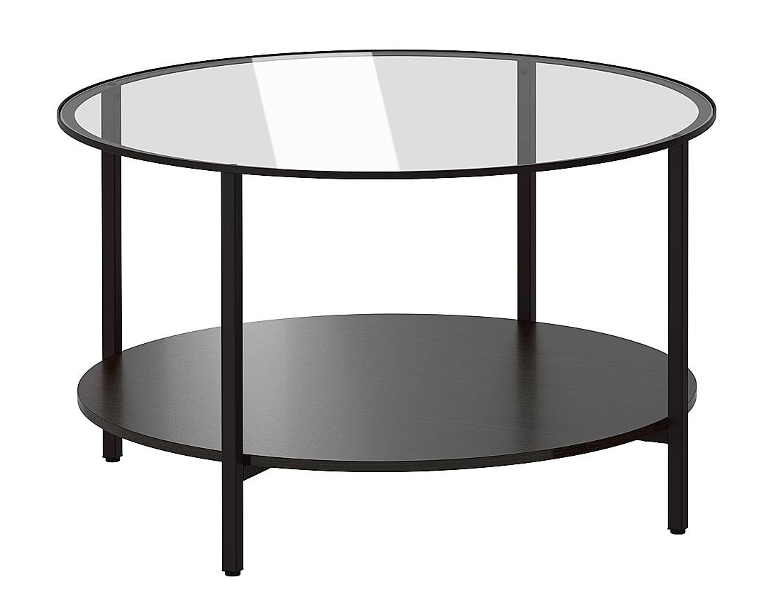 Ha due comodi piani, uno in legno e uno in vetro, il tavolino Vittsjö di Ikea (70 euro) con piedini regolabili. Misura Ø 75 x H 45 cm. www.ikea.com