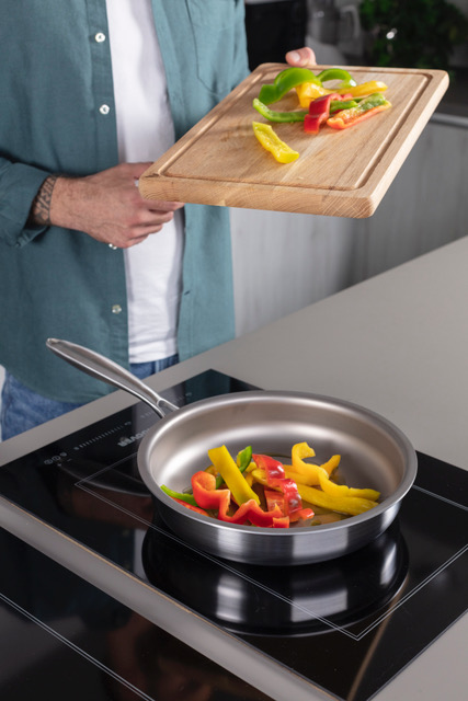 La casseruola di Tritania è realizzata in trilaminato, un composto realizzato con acciaio magnetico, alluminio e titanio, un metallo altamente resistente alla corrosione, atossico e biocompatibile, che dunque non contamina i cibi con sostanze estranee, rispettando pienamente la salute ed il sapore dei cibi. Sopporta temperature elevate (anche surriscaldato a vuoto) senza emettere fumi potenzialmente tossici per l’uomo e gli animali che vivono in casa. Ultra-resistente, non subisce abrasioni e asportazione di materiale con l’uso di utensili metallici e lavaggi vigorosi, per questa ragione resta inalterato per sempre. Essendo un metallo puro senza rivestimento alcuno, è privo di nickel cromo PTFE e Gen-X, quindi realmente salubre e totalmente anallergico. Il titanio, inoltre, non trasferisce sapori o odori estranei agli alimenti e così avrai il piacere di gustare i sapori naturali dei cibi. Prezzo 303 euro per il modello da 30 cm di diametro. http://www.tritaniacookware.com