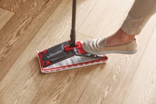 Vileda_Revolution in uso schiaccia con piede Vileda_Revolution in uso schiaccia con piede