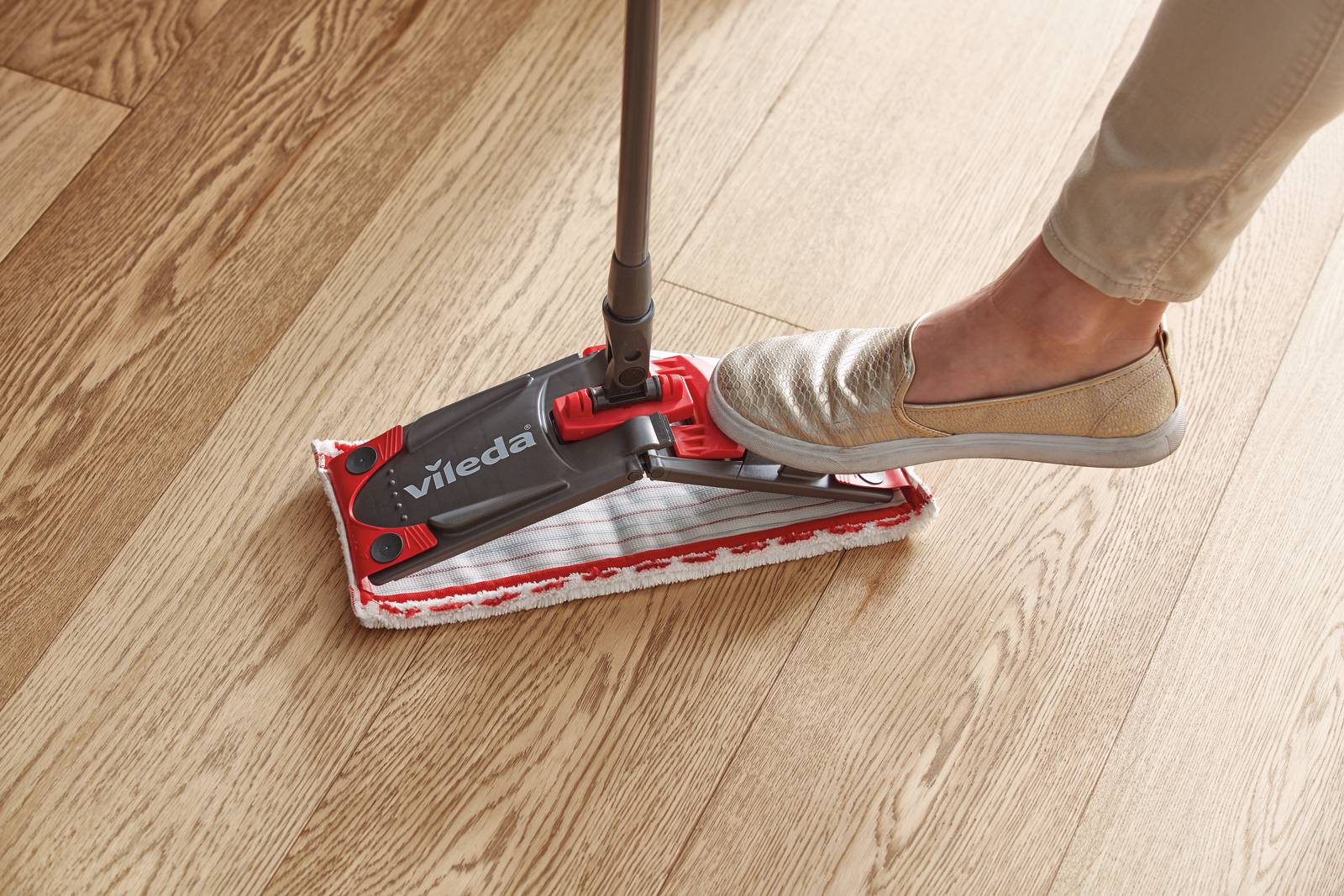 Vileda_Revolution in uso schiaccia con piede Vileda_Revolution in uso schiaccia con piede