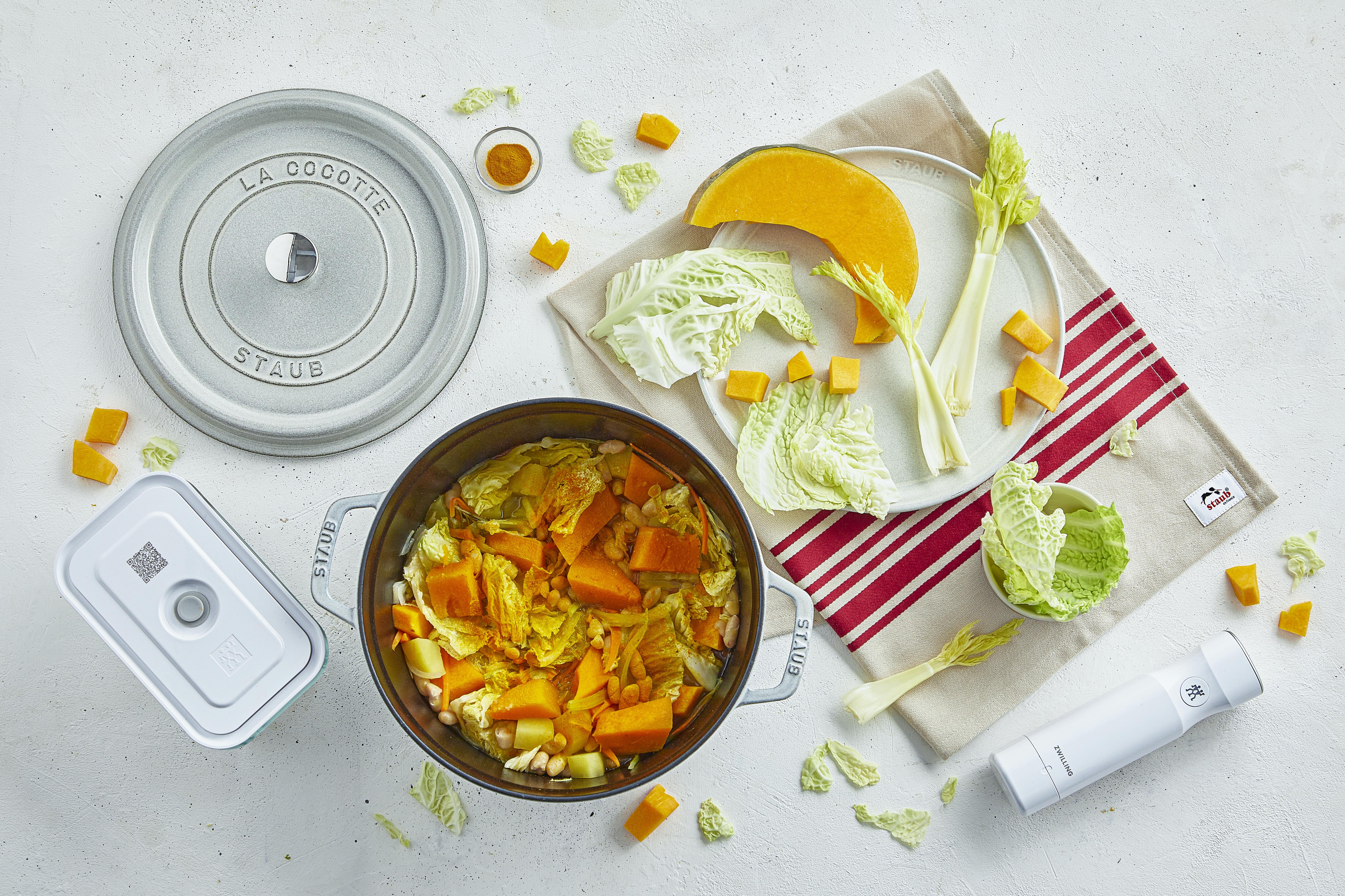 La Cocotte di Staub è ideale per lo slow-cooking di carne e verdure, cotte fino al raggiungimento di una tenera perfezione. Inoltre, è ideale per la cottura a fuoco lento di abbondanti stufati e zuppe. La ghisa, infatti, ha eccellenti proprietà di conservazione del calore. Ciò significa che il tegame si riscalda in modo uniforme. Il coperchio innovativo è dotato di piccole punte all’interno che riversano il liquido condensato sul cibo in maniera continuativa, portando a risultati sugosi e saporiti. Lo speciale interno smaltato nero opaco e il coperchio con punte a irrorazione continua garantiscono doratura e brasatura perfette, per un cibo dai sapori eccezionali. Queste pentole hanno una durabilità molto elevata e possono passare di generazione in generazione. Adatta a tutti i tipi di piano cottura, inclusa l’induzione, può essere messa anche nel forno/grill. Attenzione però a non utilizzare troppo spesso il lavaggio in lavastoviglie. Prezzo 349 euro per il modello da 28 cm di diametro (colore tartufo bianco). https://www.zwilling.com