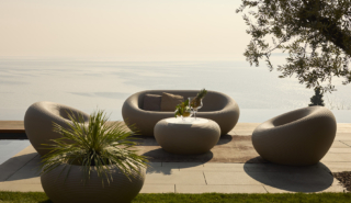 Fanno parte della collezione Nami di Qeeboo gli arredi da esterno con una forma arrotondata e avvolgente, completamente realizzati in polietilene riciclabile: un tavolino, un vaso, una poltrona e un divano coordinati.  https://www.qeeboo.com - Salone del Mobile, padiglione 10, stand S43.