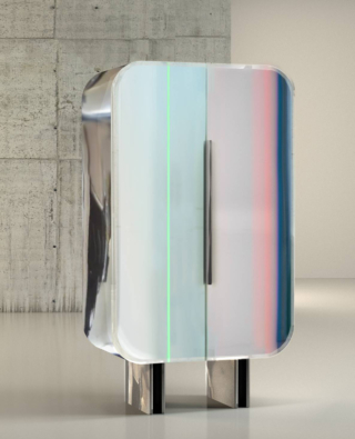 Nuance pastello per il cabinet Glint di Draga & Aurel che è composto da lastre di lucite unite a formare la struttura; le due ante mescolano sfumature opaline e accenti fluo, dando vita ad un gioco di trasparenze in netto contrasto con la struttura in metallo, fredda e lucida. Misura L 90 x P 48 x H 160 cm. https://draga-aurel.com – Fuorisalone, Rossana Orlandi Gallery – Via Bandello 14/16, Milano.