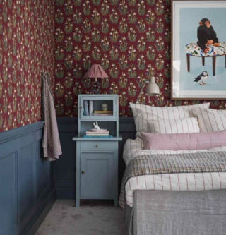 Un decoro floreale con delicati bucaneve su un fondo rosso scuro per la carta da parati dal sapore classico per Borastapeter Snodroppe in vendita su Parati Design. Sta bene accostata ad una boiserie in legno in una colorazione in contrasto. Il rollo misura L 10,05 x H 0,53 metri. Prezzo 118 euro a rollo. www.paratidesign.com Un decoro floreale con delicati bucaneve su un fondo rosso scuro per la carta da parati dal sapore classico per Borastapeter Snodroppe in vendita su Parati Design. Sta bene accostata ad una boiserie in legno in una colorazione in contrasto. Il rollo misura L 10,05 x H 0,53 metri. Prezzo 118 euro a rollo. www.paratidesign.com