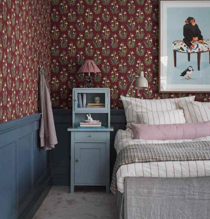 Un decoro floreale con delicati bucaneve su un fondo rosso scuro per la carta da parati dal sapore classico per Borastapeter Snodroppe in vendita su Parati Design. Sta bene accostata ad una boiserie in legno in una colorazione in contrasto. Il rollo misura L 10,05 x H 0,53 metri. Prezzo 118 euro a rollo. www.paratidesign.com Un decoro floreale con delicati bucaneve su un fondo rosso scuro per la carta da parati dal sapore classico per Borastapeter Snodroppe in vendita su Parati Design. Sta bene accostata ad una boiserie in legno in una colorazione in contrasto. Il rollo misura L 10,05 x H 0,53 metri. Prezzo 118 euro a rollo. www.paratidesign.com