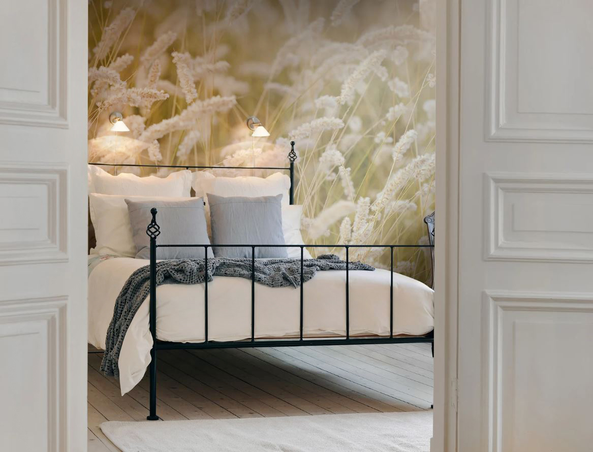Dà vita ad un'atmosfera romantica la carta da parati Lay in the hay di Rebel Walls in tessuto non tessuto stampato digitalmente con una finitura opaca non riflettente; la superficie è decorata  da un campo  in una giornata di fine estate. Prezzo 49,41 euro al mq. www.rebelwalls.com Dà vita ad un'atmosfera romantica la carta da parati Lay in the hay di Rebel Walls in tessuto non tessuto stampato digitalmente con una finitura opaca non riflettente; la superficie è decorata  da un campo  in una giornata di fine estate. Prezzo 49,41 euro al mq. www.rebelwalls.com
