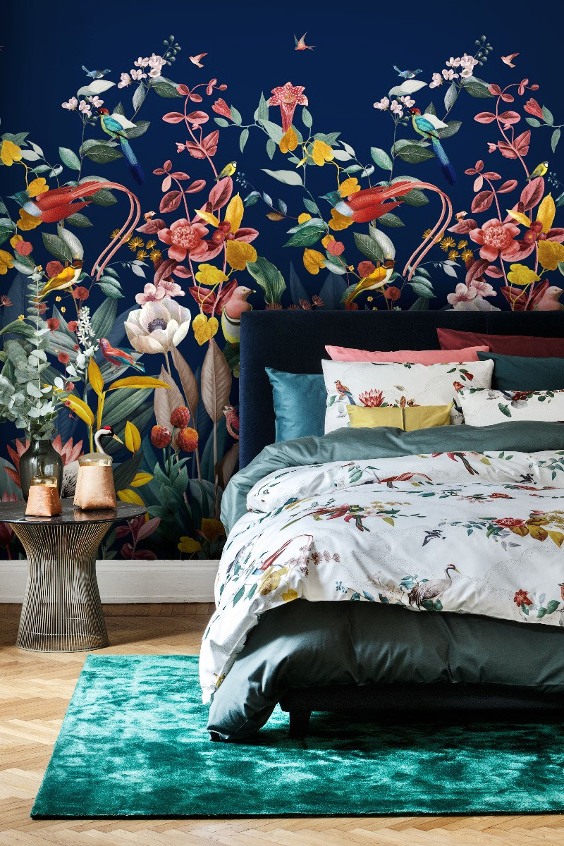 Un'esplosione di fiori e uccellini su un fondo blu scuro per la carta Wallpaper Kotori di Fischbacher 1819 con una stampa digitale su vinile goffrato su un fondo in tessuto non tessuto. La fantasia vivace e pop trasforma e ravviva anche la camera da letto classica. Prezzo su richiesta. www.fischbacher1819.com Un'esplosione di fiori e uccellini su un fondo blu scuro per la carta Wallpaper Kotori di Fischbacher 1819 con una stampa digitale su vinile goffrato su un fondo in tessuto non tessuto. La fantasia vivace e pop trasforma e ravviva anche la camera da letto classica. Prezzo su richiesta. www.fischbacher1819.com