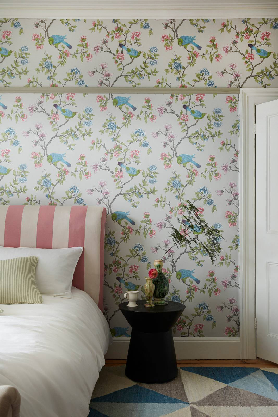 La carta da parati Aderyn di Little Greene decorata da uccellini esotici e da corolle fiorite si ispira all'Oriente e ai motivi del passato. È  stampata su una base “non tessuto” che la rende facile da applicare ed è lavabile. Il rotolo misura L 10 x H 0,52 metri. Prezzo 188 euro per rotolo. www.littlegreene.eu La carta da parati Aderyn di Little Greene decorata da uccellini esotici e da corolle fiorite si ispira all'Oriente e ai motivi del passato. È  stampata su una base “non tessuto” che la rende facile da applicare ed è lavabile. Il rotolo misura L 10 x H 0,52 metri. Prezzo 188 euro per rotolo. www.littlegreene.eu