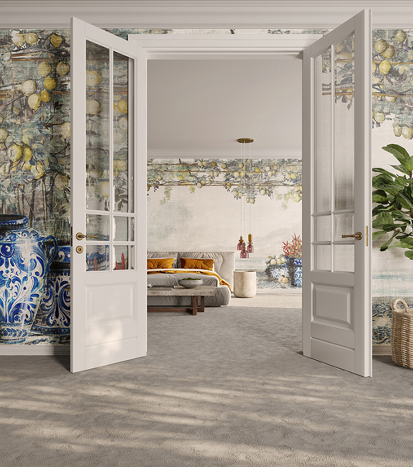 Veste la parete dietro al letto la carta da parati vinilica Sorrento di Inkiostro Bianco che richiama le suggestive atmosfere della costiera amalfitana: la superficie è decorata da rami con limoni e i tipici vasi in maiolica bianca e blu. È disponibile stampata su materiali diversi. Prezzo 104 euro al mq. www.inkiostrobianco.com Veste la parete dietro al letto la carta da parati vinilica Sorrento di Inkiostro Bianco che richiama le suggestive atmosfere della costiera amalfitana: la superficie è decorata da rami con limoni e i tipici vasi in maiolica bianca e blu. È disponibile stampata su materiali diversi. Prezzo 104 euro al mq. www.inkiostrobianco.com
