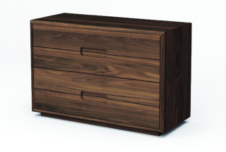 Una struttura in pregiato legno massello di noce per il cassettone Sospiro di Riva 1920 che ha quattro capienti cassetti con le maniglie sagomate e incassate nel fronte. Misura L 120 x P 50 x H 80 cm. https://www.riva1920.it - Salone del Mobile Corso Italia S22. Una struttura in pregiato legno massello di noce per il cassettone Sospiro di Riva 1920 che ha quattro capienti cassetti con le maniglie sagomate e incassate nel fronte. Misura L 120 x P 50 x H 80 cm. https://www.riva1920.it - Salone del Mobile Corso Italia S22.