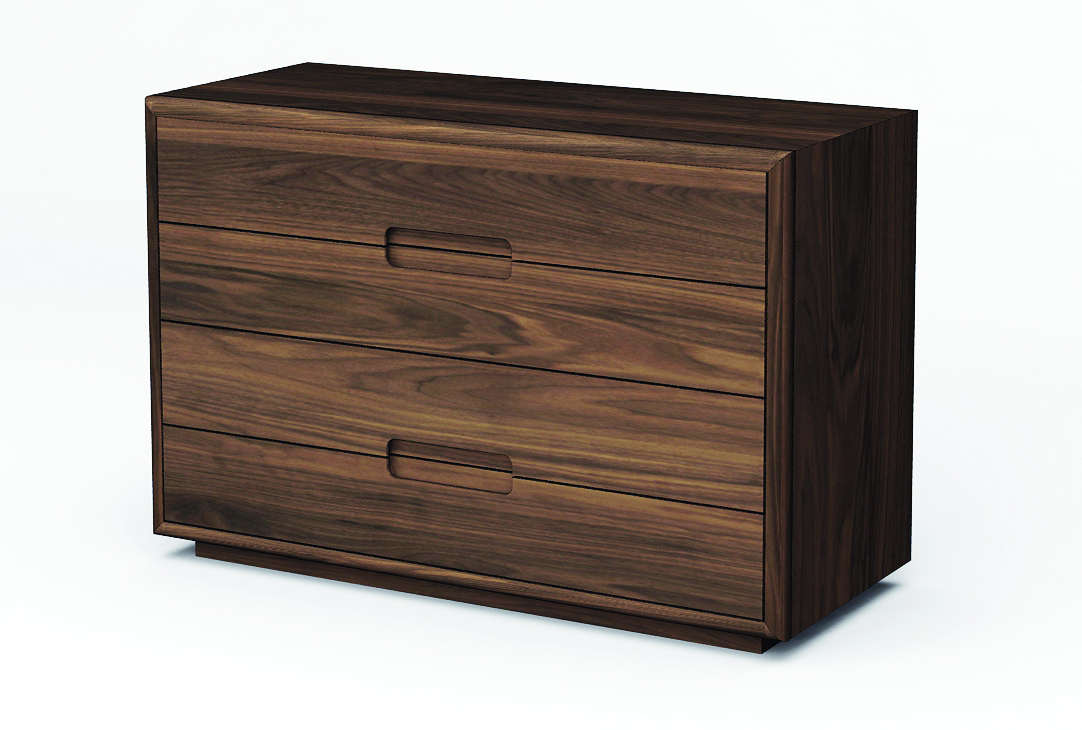 Una struttura in pregiato legno massello di noce per il cassettone Sospiro di Riva 1920 che ha quattro capienti cassetti con le maniglie sagomate e incassate nel fronte. Misura L 120 x P 50 x H 80 cm. https://www.riva1920.it - Salone del Mobile Corso Italia S22.