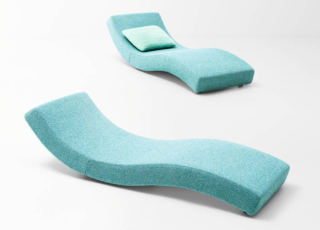 Durante l'evento Oltre lo sguardo viene presentata la chaise longue Linea nella versione outdoor grazie ai nuovi tessuti esclusivi firmati Paola Lenti che sono materici, morbidi, coloratissimi e in grado di resistere ai raggi del sole e al contatto con l'acqua di mare e piscina.. Il design essenziale e sinuoso la rende un arredo inconfondibile che si è aggiudicato la Menzione d'Onore al Compasso d'Oro nel 2001. https://www.paolalenti.it - Fuorisalone, Paola Lenti Milano, Via Giovanni Bovio 28, Milano