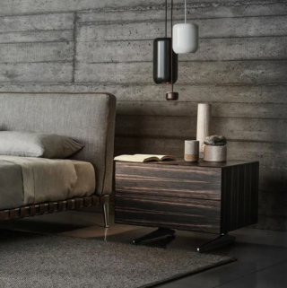 Ha una forma rigorosa che mette in evidenza il legno e le sue venature il comodino Piuma di Flexform, designer Antonio Citterio: ha la struttura con due cassetti realizzata in essenze pregiate come il noce e l'ebano. I piedi in alluminio sono disponibili in cinque finiture diverse. Misura L 60 x P 55 x H 48 cm. Prezzo su richiesta. https://www.flexform.it