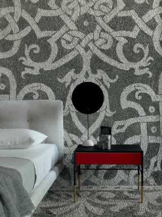 Grande e spazioso il comodino rettangolare Era di Living Divani, designer David Lopez Quincoces,  che è composto da un corpo centrale in MDF verniciato lucido o impiallacciato nelle essenze Stone Oak® o noce tinto canaletto. Le gambe bicolori sono realizzate in tondo d’acciaio verniciato con polveri epossidiche grigio canna di fucile e sono dotate di piedini in ottone. Misura L 60 x P 38 x H 45 cm. Prezzo a partire da 3.032 euro. https://livingdivani.it