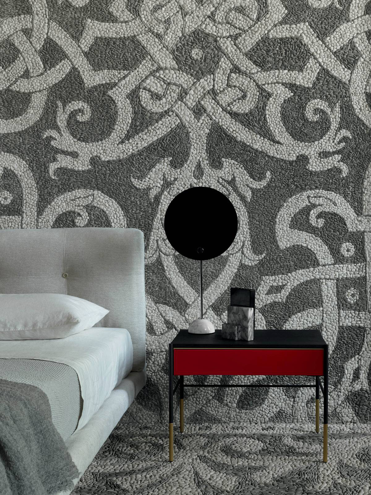 Grande e spazioso il comodino rettangolare Era di Living Divani, designer David Lopez Quincoces,  che è composto da un corpo centrale in MDF verniciato lucido o impiallacciato nelle essenze Stone Oak® o noce tinto canaletto. Le gambe bicolori sono realizzate in tondo d’acciaio verniciato con polveri epossidiche grigio canna di fucile e sono dotate di piedini in ottone. Misura L 60 x P 38 x H 45 cm. Prezzo a partire da 3.032 euro. https://livingdivani.it