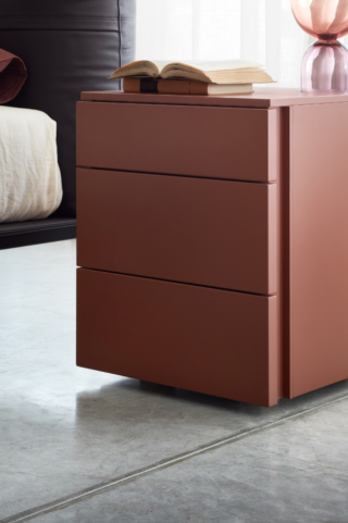 Fa parte della collezione Florens gruppo notte di Lema, designer Gabriele e Oscar Buratti, il comodino a tre cassetti in laccato opaco terracotta. È dotato di maniglie a gola. La forma squadrata e compatta lo rende un pezzo senza tempo. Misura L 44 x P 46 x H 55 cm. Prezzo a partire da 920 euro. https://www.lemamobili.com