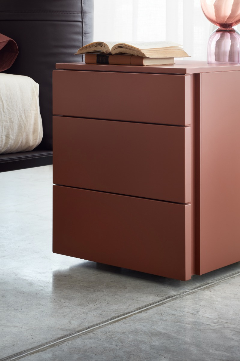 Fa parte della collezione Florens gruppo notte di Lema, designer Gabriele e Oscar Buratti, il comodino a tre cassetti in laccato opaco terracotta. È dotato di maniglie a gola. La forma squadrata e compatta lo rende un pezzo senza tempo. Misura L 44 x P 46 x H 55 cm. Prezzo a partire da 920 euro. https://www.lemamobili.com
